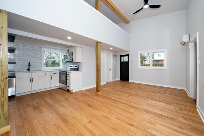 Building Photo - 210 Lincoln Ct