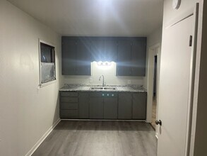 Building Photo - 3 bed, 1 bath in Tulsa!