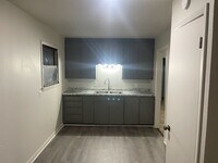 Building Photo - 3 bed, 1 bath in Tulsa!