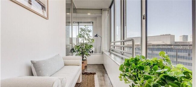 Building Photo - 301 N Akard St