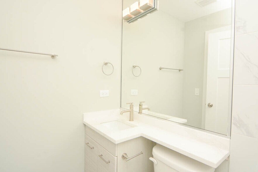 Building Photo - 450 W Barry Ave