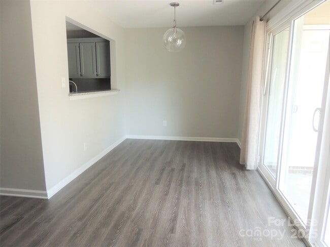 Building Photo - 9252 Kings Canyon Dr