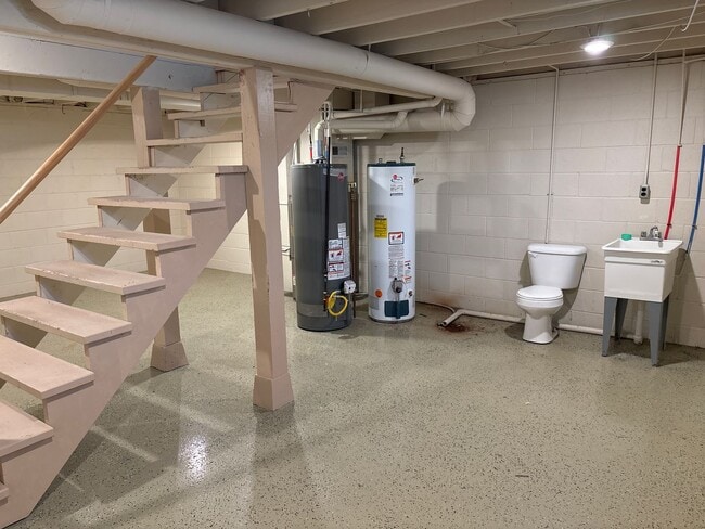 Building Photo - 2 Bedroom, 1.5 Bath Townhouse w/Garage in Camanche, IA