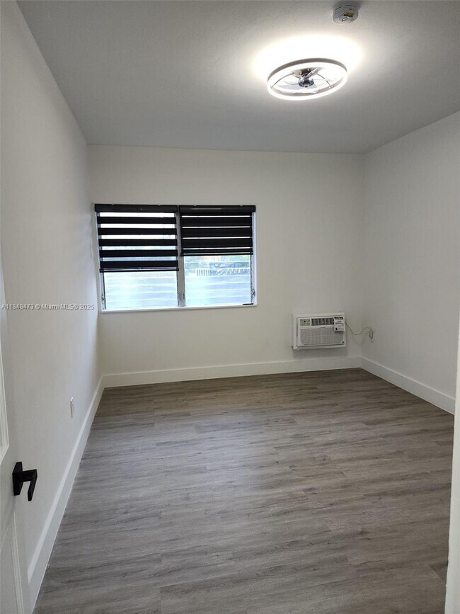 Building Photo - 2101 Normandy Dr