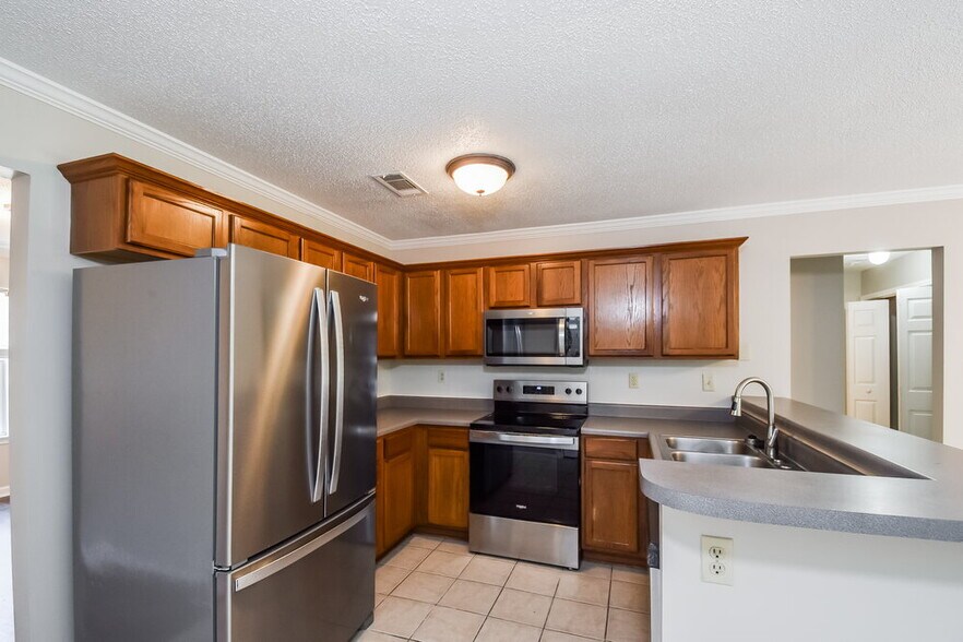 Building Photo - 10237 Green Moss Dr N