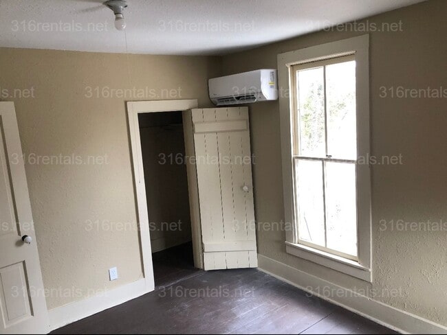 Building Photo - $1100  - 3 bed 1 bath - Single Family Home