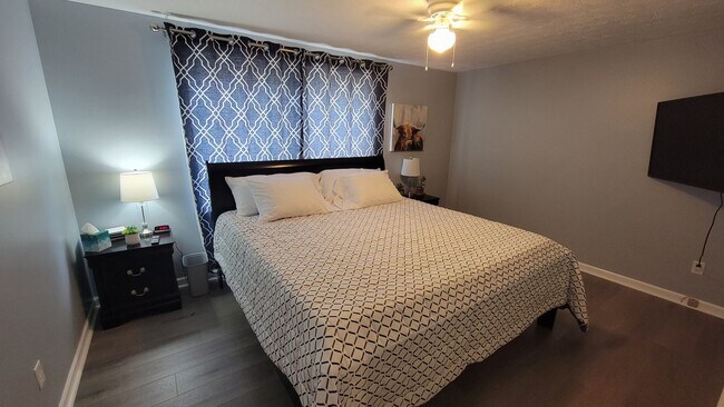 Building Photo - Private Pool, Firepit, BBQ - A FUN place to RELAX. Fully furnished and fully stocked.