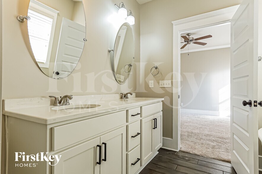 Building Photo - 3253 Sawyer Dr