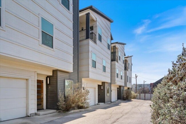 Building Photo - 2305 Coronado St