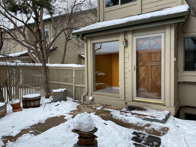 Building Photo - 4 Bed 3.5 Bath Wonderland Hill Townhouse