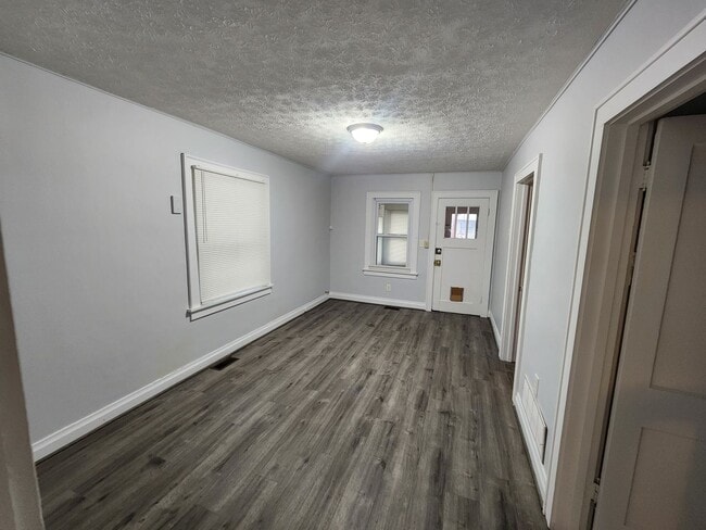 Building Photo - Adorable 2 bedroom 1 bath with spacious closets, detached garage, and updated floors!!