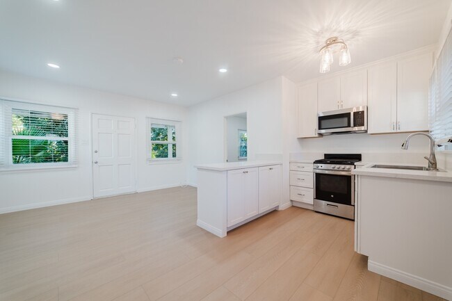 Building Photo - 681 Hillside Terrace