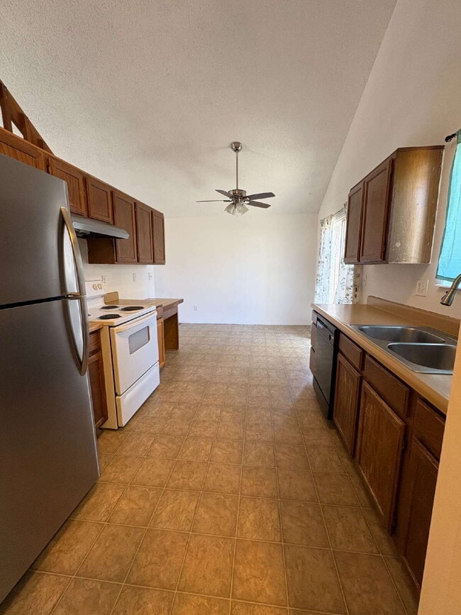 Building Photo - 2 bedroom duplex - Bennett