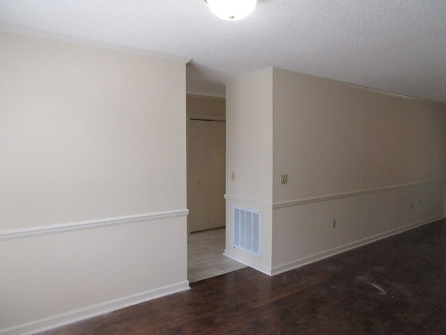 Building Photo - 110 Delorme Ct