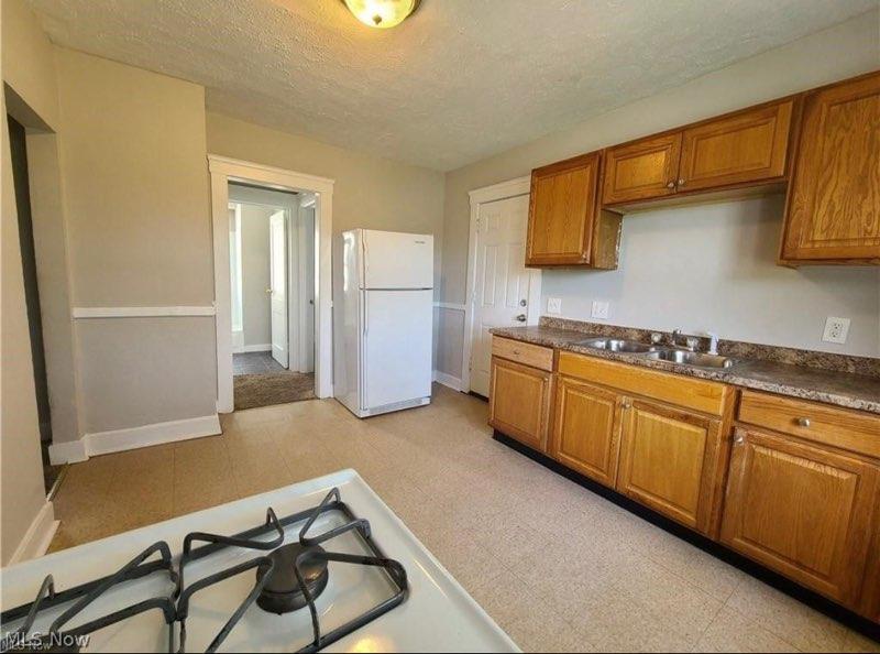 Kitchen - 4025 E 144th St