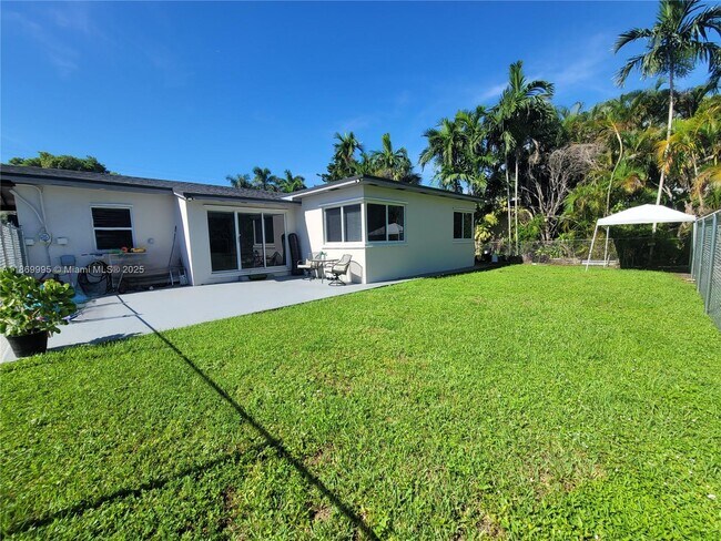 Building Photo - 8839 SW 28th St
