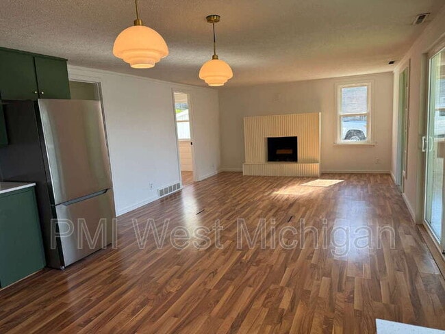Building Photo - 12495 Oakwood Shores St