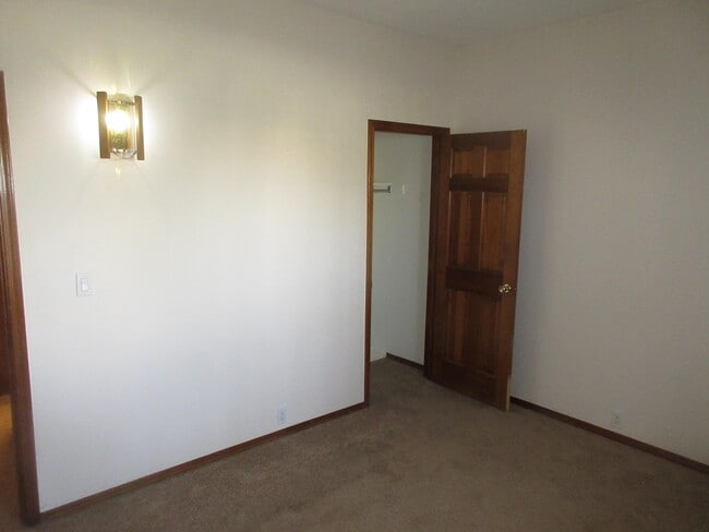 Building Photo - 6904 La Costa Dr NE