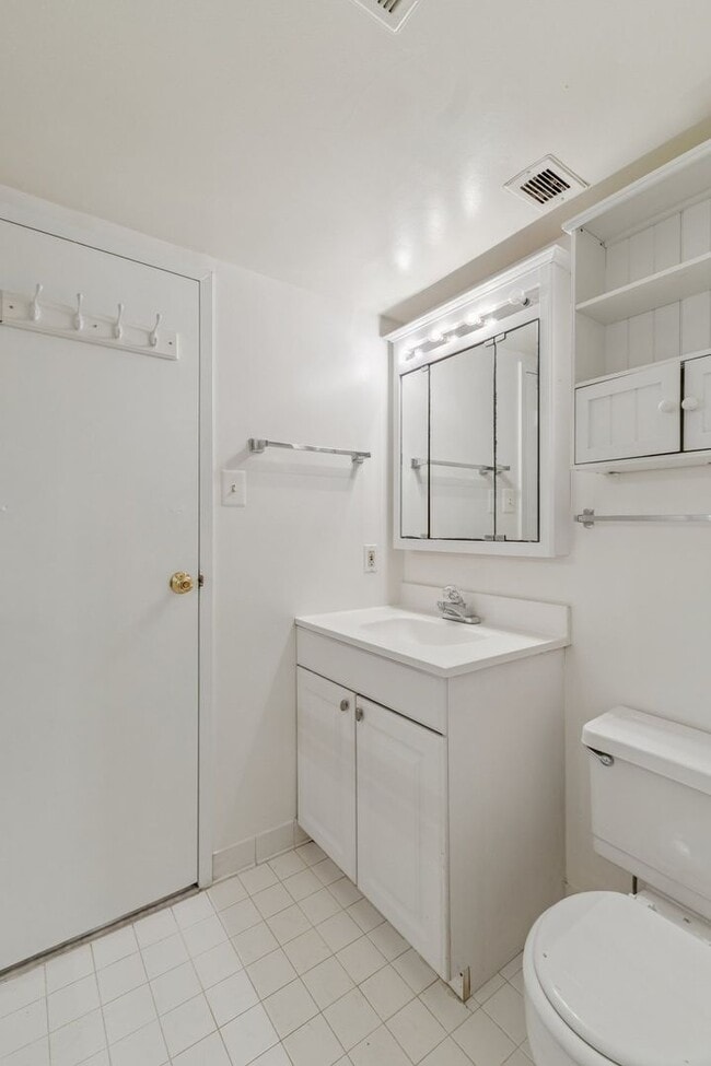 Building Photo - SPACIOUS Bright UNIT.