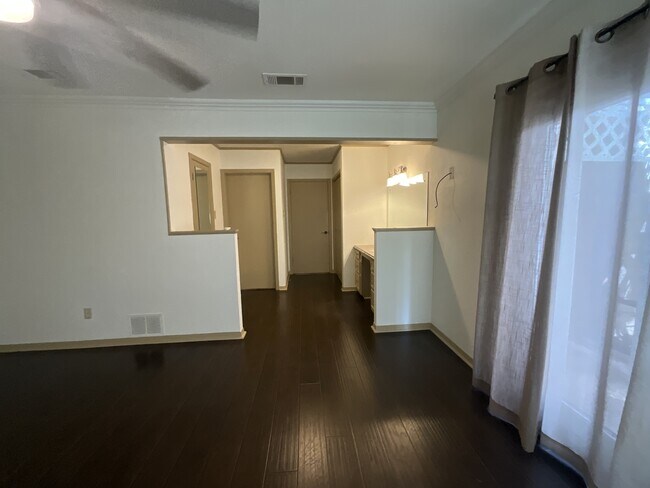 Building Photo - 530 Hilliard Dr