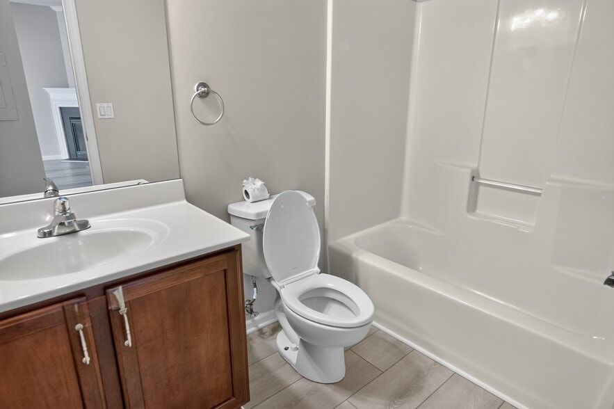 Full Bathroom - 404 Degas Ct