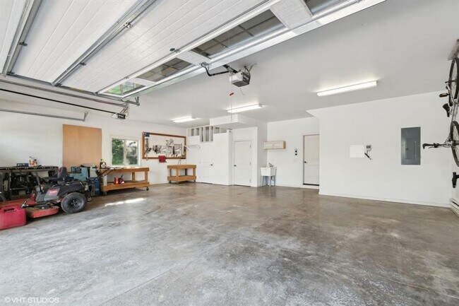 Building Photo - Stunning Columbia Falls Home w/horse pasture
