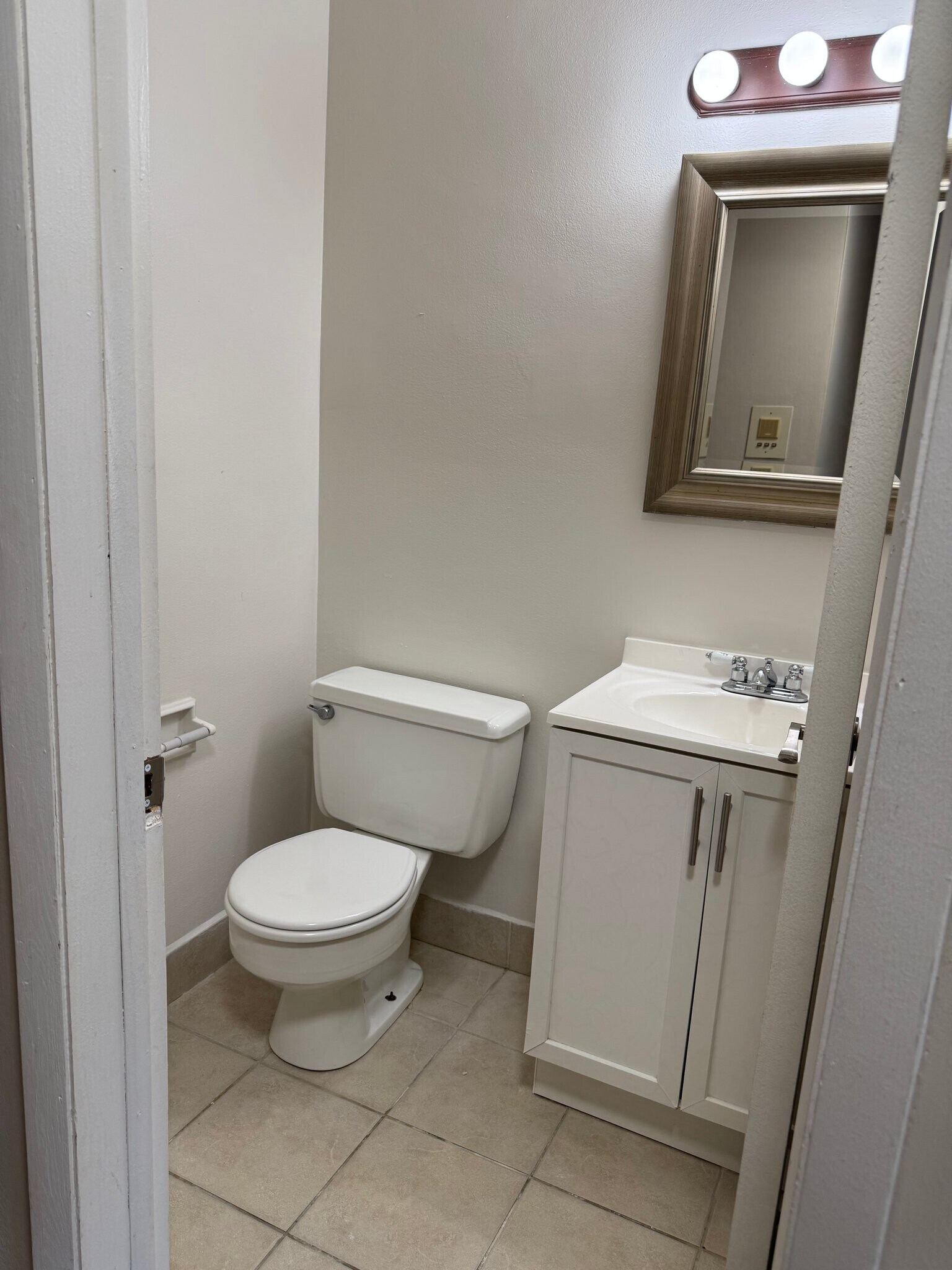 Building Photo - 2260 N Summit Ave