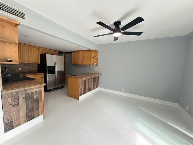 Building Photo - 320 Sunshine Dr