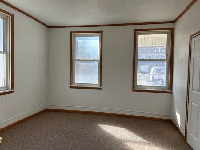 Building Photo - 1st Floor 1 Bedroom 1 Bathroom Apartment F...