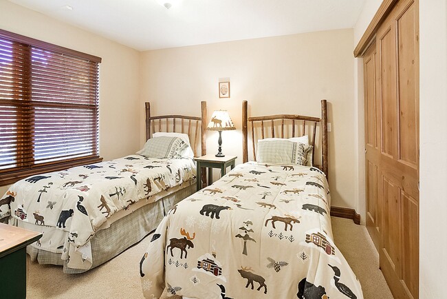 Building Photo - Beautiful townhome, ski shuttle, views, ut...