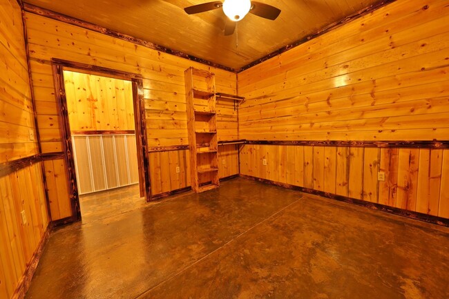 Building Photo - Rustic Home in Heart of Martin!