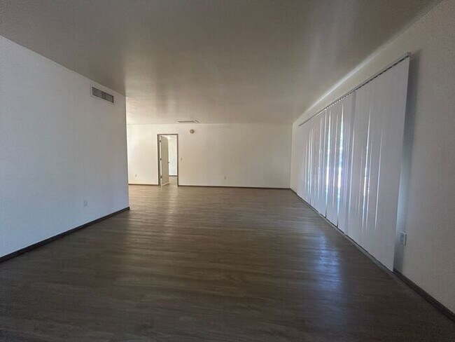 Building Photo - 2141 E Manhatton Dr