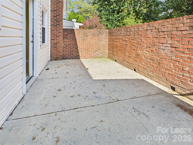 Building Photo - 8811 Hunter Ridge Dr