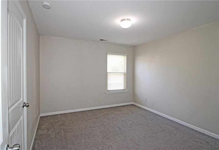 Building Photo - 315 Lakeside Ln