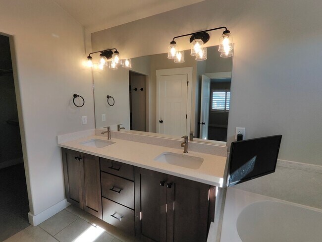 Building Photo - Spacious 4 bed/2.5 bath Home!
