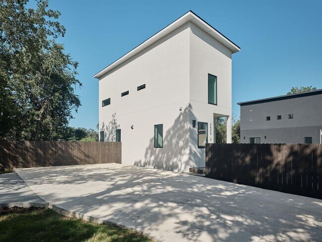 Building Photo - 2609 Davis Ln