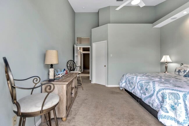 Building Photo - 2127 Lagoon Dr