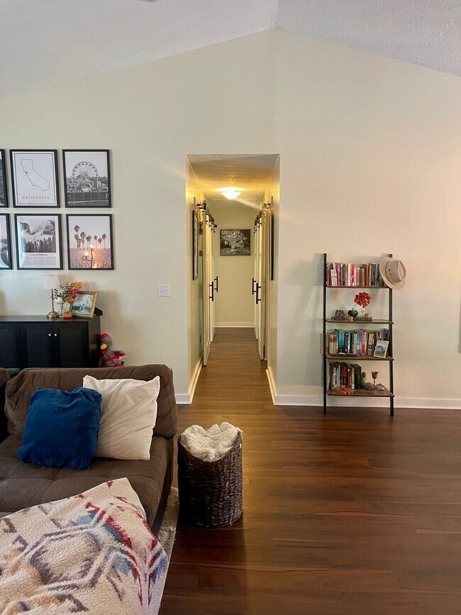 Building Photo - Beautiful newly renovated 3 bedroom 2 bath...