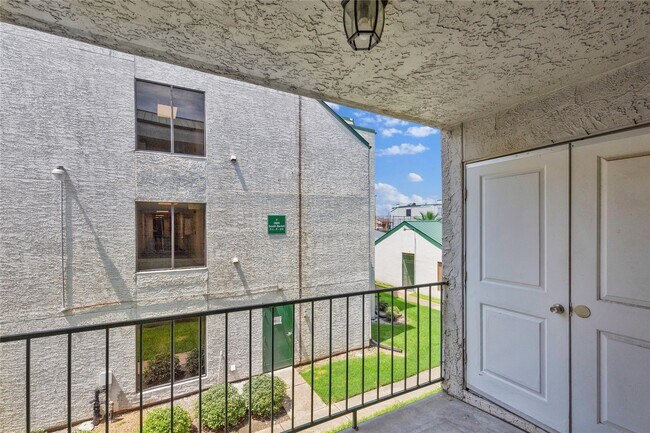 Building Photo - 2830 S Bartell Dr