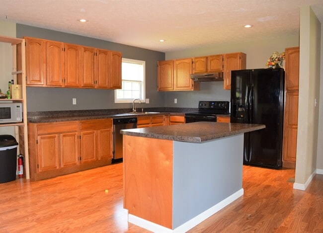 Building Photo - Beautiful 3 Bedroom, 2 Bathroom Home On Mi...