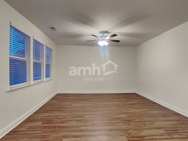 Building Photo - 425 Levon Ct