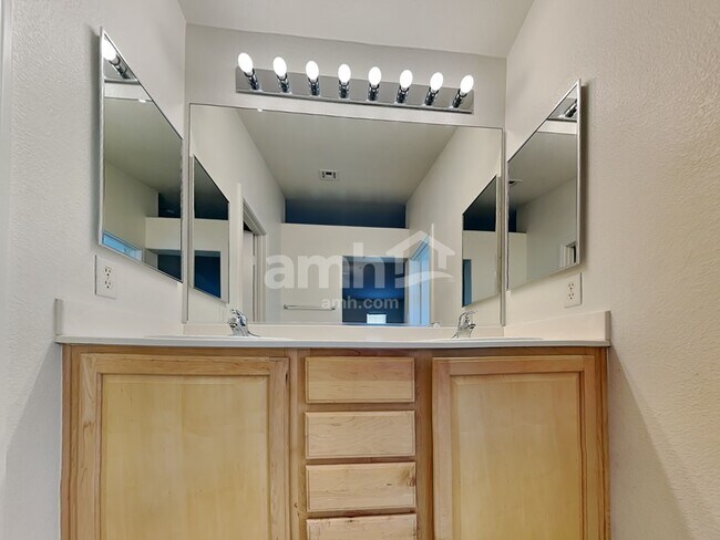 Building Photo - 611 Desert Silk Ct