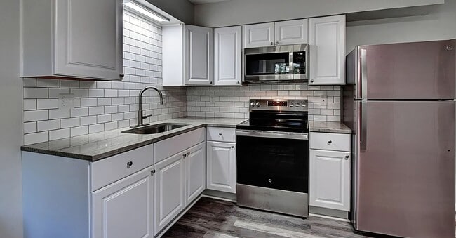 Building Photo - 2 Bedroom/ 1 Bath Duplex convenient locati...