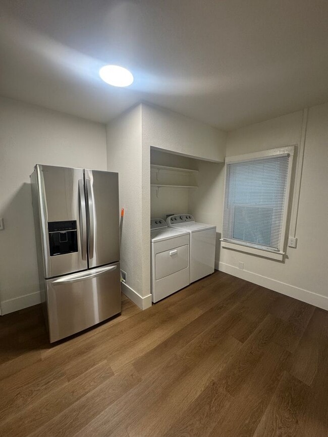 Building Photo - CHARMING 2 BED 1 BATH HOUSE WITH NEW FLOOR...