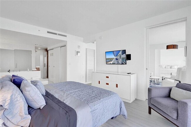 Building Photo - 3101 Bayshore Dr