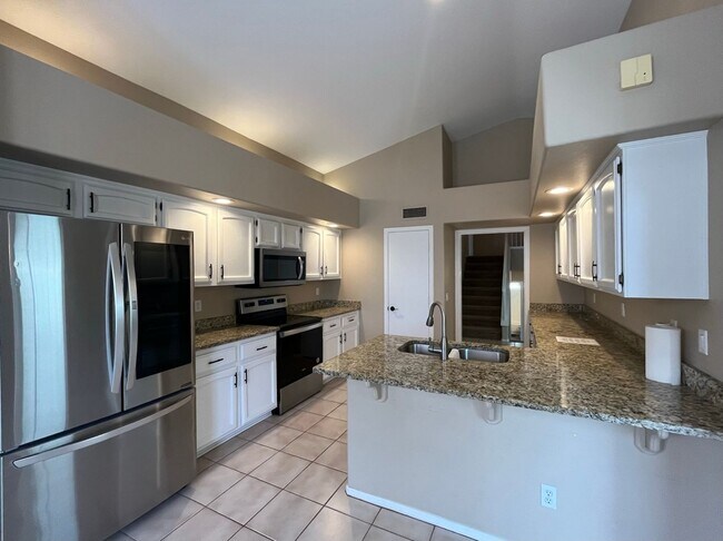 Building Photo - 4 Bedroom Home Near N McQueen Rd and E Cha...