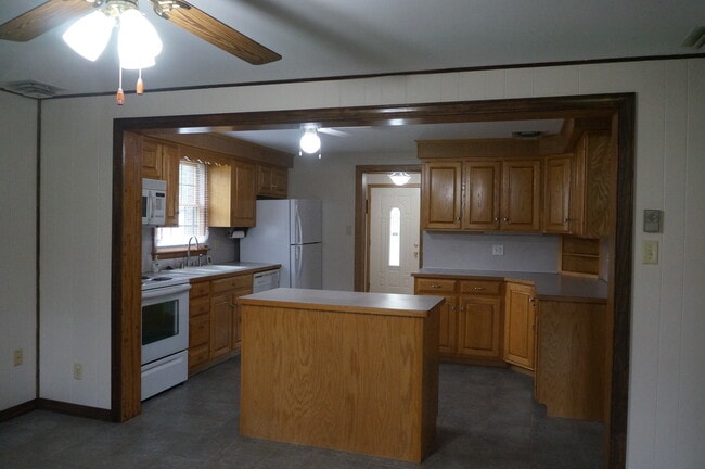 Building Photo - 140 Greenleaf Rd