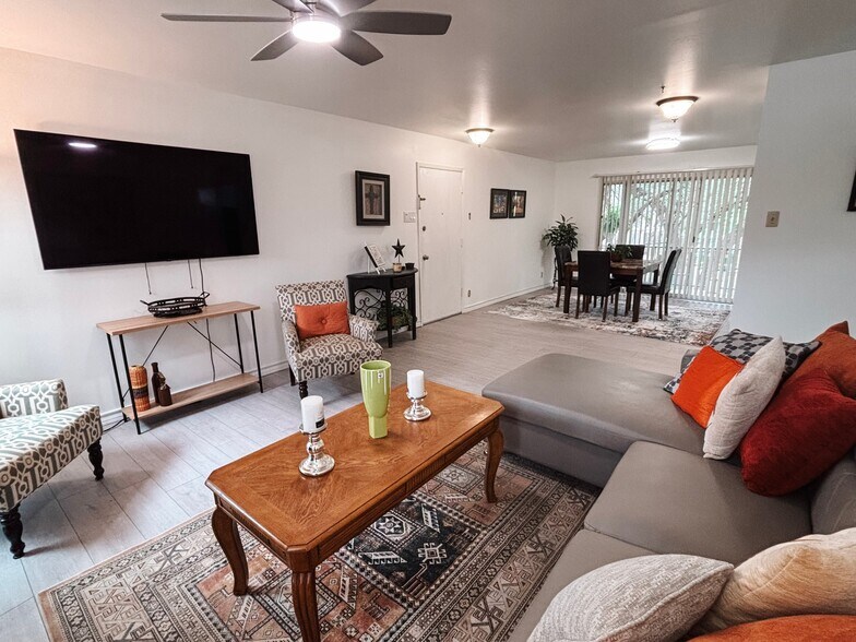 Building Photo - 8702 Village Dr