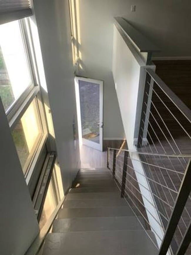 Building Photo - 832.5 Milton St