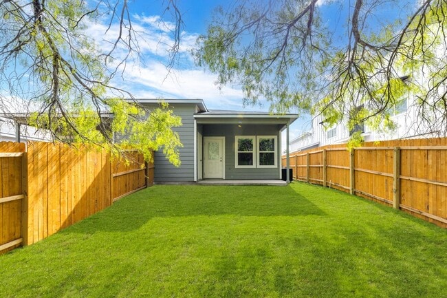 Building Photo - Charming & Spacious Duplex Retreat in Seguin!